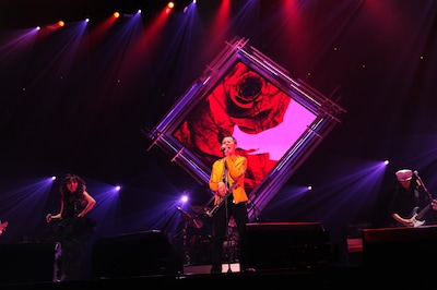 ストールを操りステージ狭しと踊り回る杏子、クールな佇まいでギターを爪弾くイマサ、色気のあるハスキーボイスとソプラノサックスで観客を魅了するKONTA、ベースソロで華麗な指さばきを見せるエンリケ、パワフルなドラミングでステージを支えるコイソ。21年前と変わらぬBARBEE BOYSの姿がそこにはあった。/ PHOTO：三浦憲治