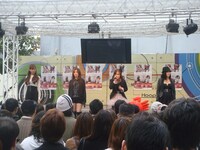 写真はリリース記念イベントの様子。