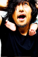 当日はスペシャルゲストをフィーチャーしてライブを行う會田茂一。