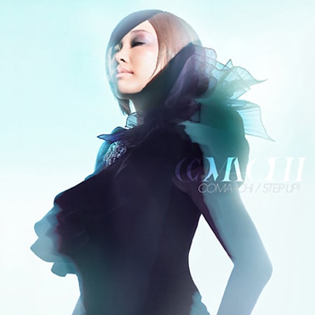 アルバムには、1stシングル「STEP UP!」（写真）のカップリング曲「Love symphony feat.JAY'ED」も収められる。