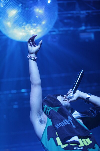 写真は昨日3月7日に行われたワンマンライブの模様。この日のステージは「MAGIC」をテーマに舞台や衣装が演出され、作品リリース後に行われるワンマンライブとは違う特別な演出で会場は大いに盛り上がった。