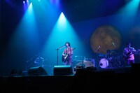 必要なもの以外を一切排除したシンプルなステージ。ライブ中盤になるとステージ後方に月のオブジェが浮かび上がり、アルバム「月が昇れば」の世界観を大いに演出した。