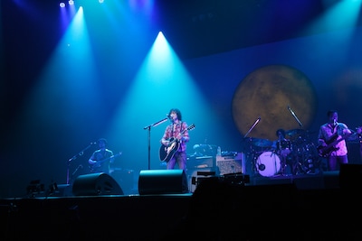 必要なもの以外を一切排除したシンプルなステージ。ライブ中盤になるとステージ後方に月のオブジェが浮かび上がり、アルバム「月が昇れば」の世界観を大いに演出した。