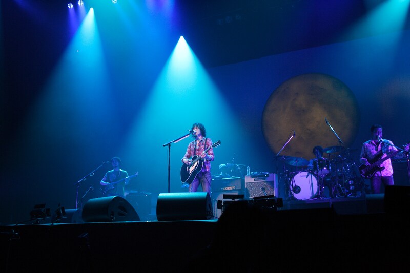 必要なもの以外を一切排除したシンプルなステージ。ライブ中盤になるとステージ後方に月のオブジェが浮かび上がり、アルバム「月が昇れば」の世界観を大いに演出した。