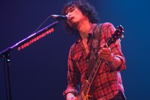 終始気持ちよさそうに歌いギターを弾いていた斉藤和義。もはやお約束といえる下ネタも、MCや曲中に次々飛び出し会場を沸かせた。