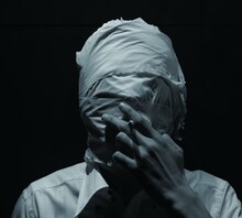 The Mirrazは4月27日に自主企画イベント「pyramid de 427 ～エピソード3:死すの復習～」を、彼らのホームである渋谷eggmanにて開催。包帯、ボーダー、三角の物などミイラやピラミッドを連想させるものを持参すると、ドリンクが1杯サービスされる（写真は全国流通盤「be buried alive」ジャケット）。