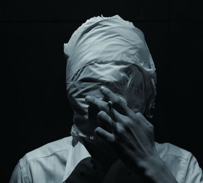 The Mirrazは4月27日に自主企画イベント「pyramid de 427 ～エピソード3:死すの復習～」を、彼らのホームである渋谷eggmanにて開催。包帯、ボーダー、三角の物などミイラやピラミッドを連想させるものを持参すると、ドリンクが1杯サービスされる（写真は全国流通盤「be buried alive」ジャケット）。