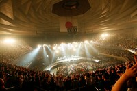 夏の弾き語りホールツアーの発表に熱狂した武道館。今回のツアーとはまた違った形で2人の音楽の魅力を楽しめそうだ。（カメラ＝木村篤史）