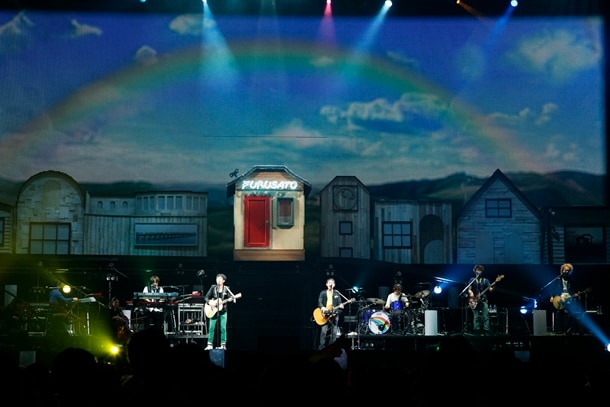 写真は3月4日に日本武道館で行われたツアーファイナル公演の模様（カメラ＝木村篤史）。