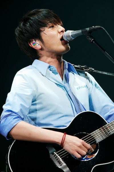 「大変な思いもしたけど素晴らしいアルバムができて、それを自分たちの足でみんなの元に届けて、みんなが喜んでくれるっていうのが、シンプルだけどすごくうれしいことだと気づきました。……うまく言えないけど、とにかくありがとう」と、ゆずっこたちに感謝の言葉を述べた北川。（カメラ＝木村篤史）