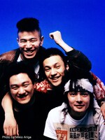 THE BLUE HEARTSは1985年に結成し、1995年に解散。その後甲本ヒロト（Vo)、真島昌利（G）はTHE HIGH-LOWS、ザ・クロマニヨンズで活躍を続けている。