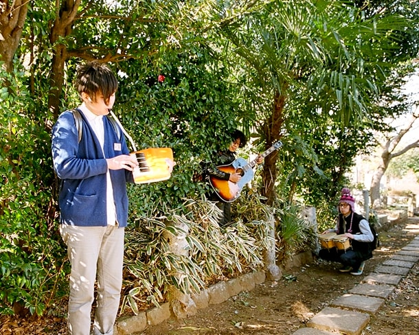 メンバーチェンジを経て、3人体制で新たなスタートを切ったthe chef cooks me。3月以降は精力的なライブが続くので、ぜひ足を運んでみよう。