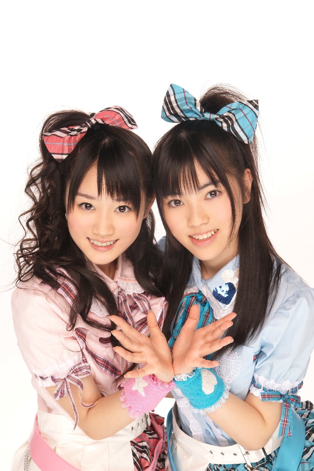 ゆいかおりは2009年9月に、とらのあな限定シングル「恋のオーバーテイク」を発売。本格的なCDリリースはこれが初となる（写真左から小倉唯、石原夏織）。