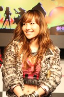 谷村奈南はセクシーかつキュートなヘソ出しルックで登場。