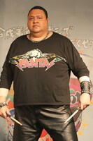 司会を務めた赤坂泰彦はスティックを手にした曙に「曙さんがスティック持ってると爪楊枝みたいに見えますね」と思わず口走る。