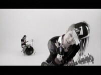 新曲「SURVIVE」のiTunes Store配信は本日3月10日より日本を皮切りにスタートしている（写真は「SURVIVE」のビデオクリップのワンシーン）。