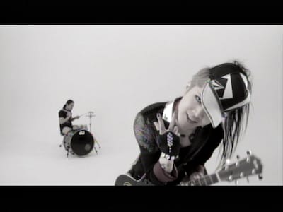 新曲「SURVIVE」のiTunes Store配信は本日3月10日より日本を皮切りにスタートしている（写真は「SURVIVE」のビデオクリップのワンシーン）。