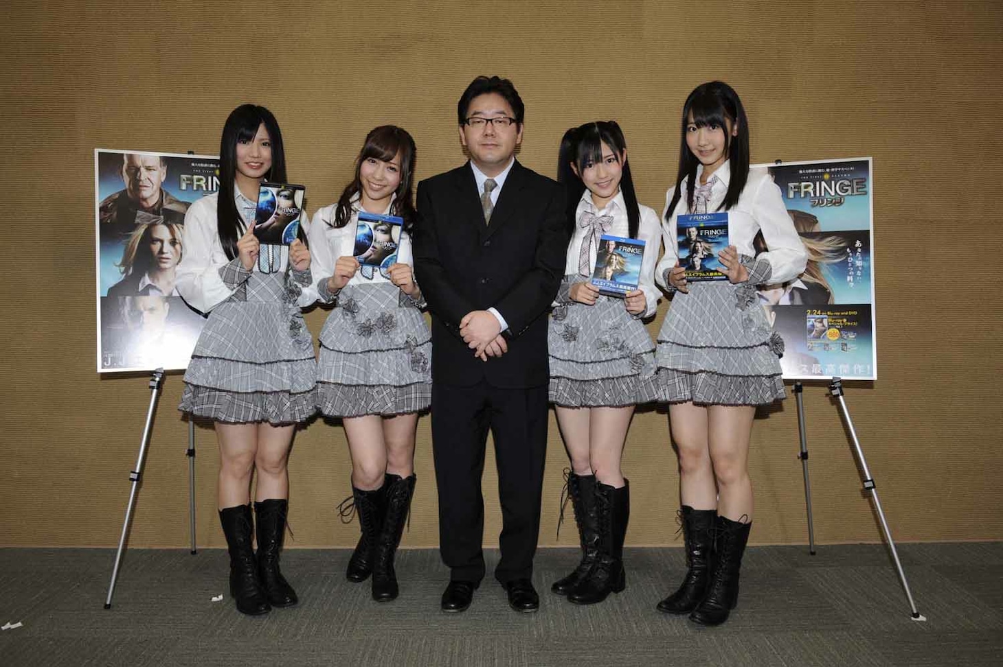 イベント終盤では、秋元康が「独身の男性は彼女と観ればいい。最初のシーンで『こわーい』って言われながらね。ポップコーンなんか作りながらね。もしくは、ひとりで寂しく観るもよし」と鑑賞方法を指南（写真左から倉持明日香、河西智美、秋元康、渡辺麻友、柏木由紀）。