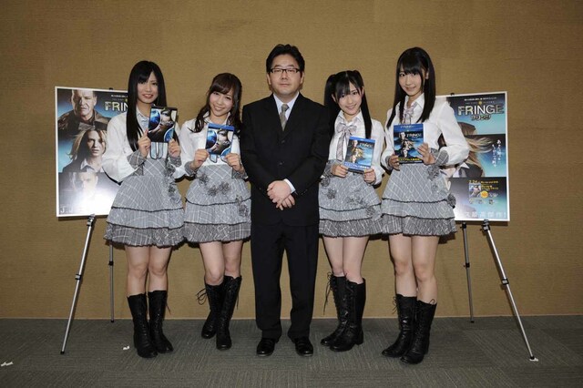 イベント終盤では、秋元康が「独身の男性は彼女と観ればいい。最初のシーンで『こわーい』って言われながらね。ポップコーンなんか作りながらね。もしくは、ひとりで寂しく観るもよし」と鑑賞方法を指南（写真左から倉持明日香、河西智美、秋元康、渡辺麻友、柏木由紀）。