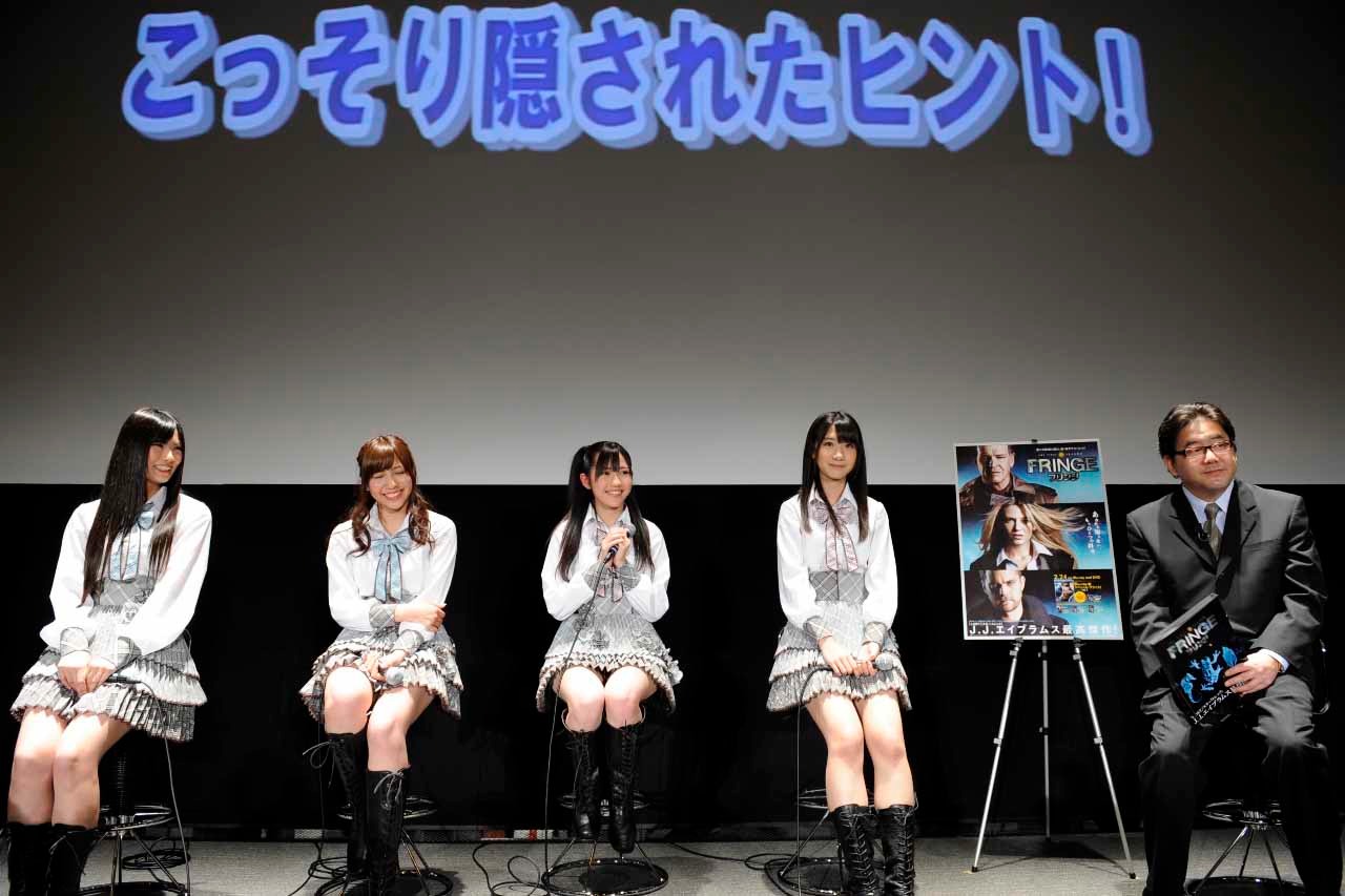 「フリンジ」の魅力について、倉持（写真左）は「わたしはもともと海外ドラマやDVDを観ないんですけど、観始めたらすごく面白くて、今お母さんもハマってます。これは他のメンバーにも広げたい思います」、河西（左から2番目）は「基本的には恋愛系のキュンキュンする話が好きなんです。1話で彼氏のために主人公の女性捜査官がたちあがるところに共感できました」と説明。