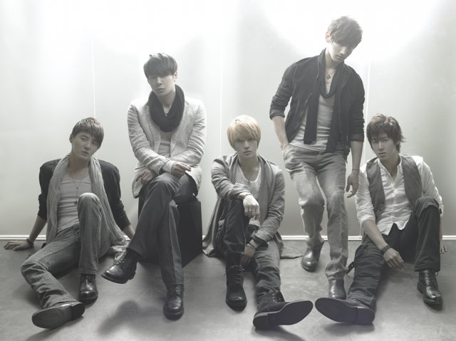 東方神起は3月17日にPV集、3月24日にニューシングル「時ヲ止メテ」をリリース。シングルの初回限定盤にはオフショット映像を収めたDVDが付属する。