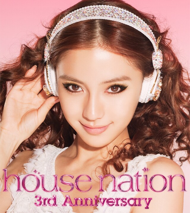 道端ジェシカ、長谷川潤、浦浜アリサに続く4人目の「HOUSE NATION」カバーガールに選ばれたAngelababy。