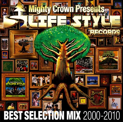 過去作のジャケットなどが額に飾られた、ベストアルバム「LIFE STYLE RECORDS BEST SELECTTION MIX」のジャケット。