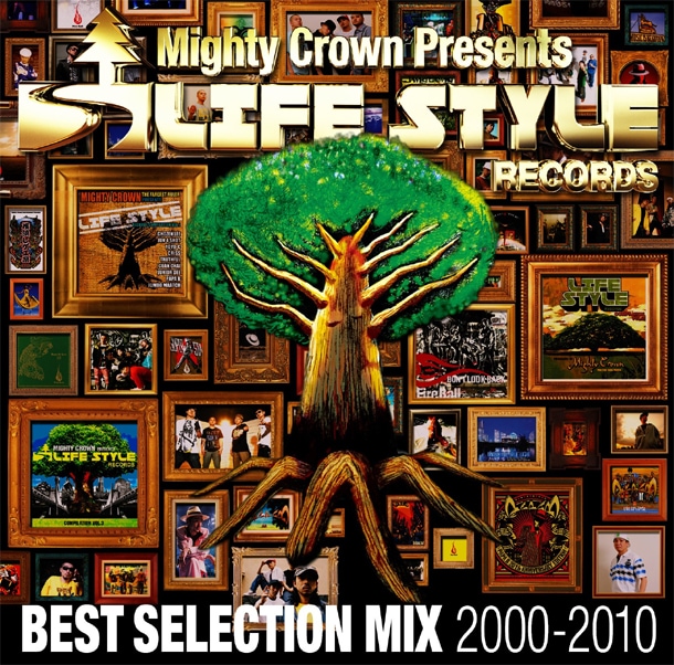 過去作のジャケットなどが額に飾られた、ベストアルバム「LIFE STYLE RECORDS BEST SELECTTION MIX」のジャケット。
