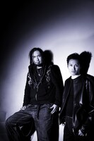 DETROX。写真左からK-A-Z（G）、栄喜（Vo）。