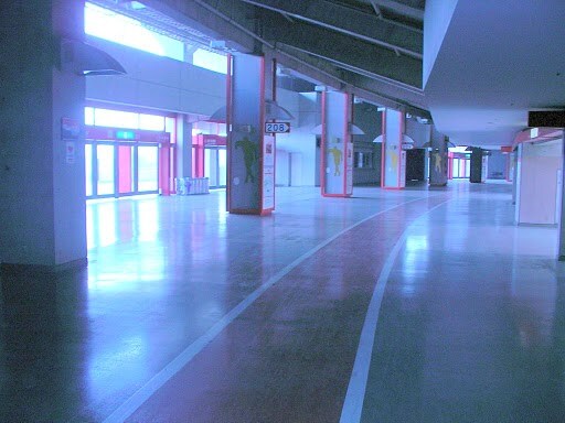 写真は埼玉スタジアム2002内、コンコースの様子。この廊下部分にステージや音響機材などが設置され、1日限りのライブハウスと化す。