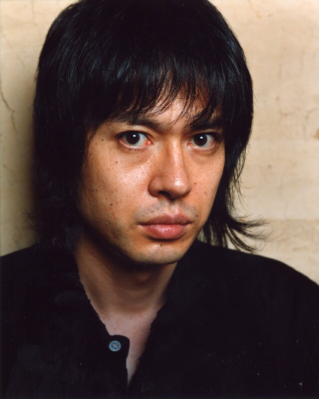 町田康は、ミラクルヤングとして2003年にアルバムを発表しているが、ソロ名義でのスタジオ録音アルバムとしては1997年の「脳内シャッフル革命」以来となる。