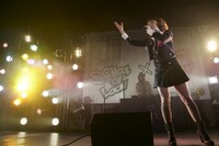 生徒のみんなと少しでも近づけるようにと、制服風の衣装を選んでライブを行ったミリヤ。「でも、こんな女子高生は先生に怒られちゃうよね」と照れ笑いを浮かべた。