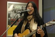 ライブで植村は「トイレの神様」を含む3曲を披露した（写真はタワーレコード新宿店のインストアライブの模様）。
