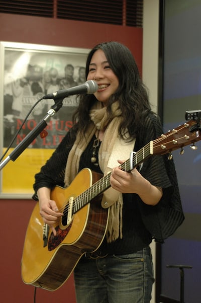 発売中のミニアルバム「わたしのかけらたち」のプロデュースは寺岡呼人が担当。「トイレの神様」をはじめ、植村のパーソナルな部分を浮き彫りにした作品に仕上がっている（写真はタワーレコード新宿店のインストアライブの模様）。