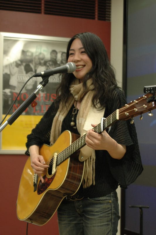 発売中のミニアルバム「わたしのかけらたち」のプロデュースは寺岡呼人が担当。「トイレの神様」をはじめ、植村のパーソナルな部分を浮き彫りにした作品に仕上がっている（写真はタワーレコード新宿店のインストアライブの模様）。