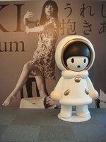 写真は展示されたホワイトゆきんこ。なお、ナタリーPower PushではYUKIのニューアルバム「うれしくって抱きあうよ」の発売を記念したスペシャルインタビューを公開している。