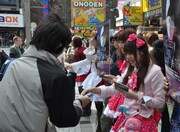ステッカー無料配布キャンペーンの様子。