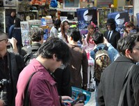 ステッカー無料配布キャンペーンの様子。