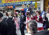 ステッカー無料配布キャンペーンの様子。