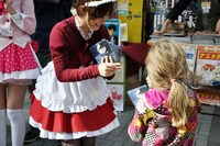 ステッカー無料配布キャンペーンの様子。