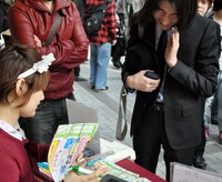 ステッカー無料配布キャンペーンの様子。