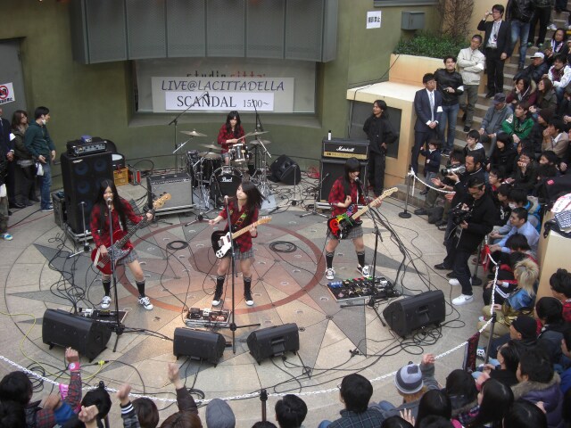 写真は公開リハーサルミニライブの様子。全国ツアー「SCANDAL ～瞬間サクラゼンセンTOUR～ 2010 SPRING」は3月23日の福岡BEAT STATIONを皮切りに、全国8会場で行われる。