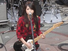 ZONEの名曲「secret base～君がくれたもの～」を歌い上げるHARUNA（Vo, G）。