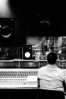 ドラムの音色を確認中のMARCY（写真奥）。