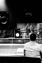 ドラムの音色を確認中のMARCY（写真奥）。