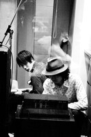 ベースの音色を調整中のROY（写真奥）とTAXMAN（手前）。