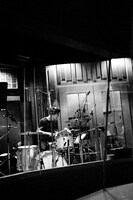 ドラムの音作りをするMARCY。