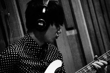 アンプの調整を終え、ベースを弾くROY。