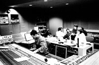 スタジオ内でも非常に仲の良いTHE BAWDIESの4人。