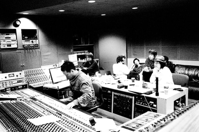 スタジオ内でも非常に仲の良いTHE BAWDIESの4人。